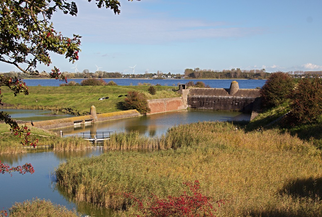 historisch meer stadhuis toerisme toeristisch veere veerse meer walcheren zeeuwse delta boten haven jachthaven strand korenmolen molen zeeland grote kerk hdr